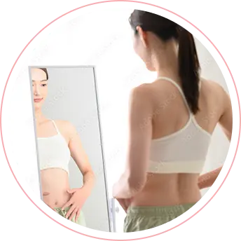 画像：鏡を見ている女性