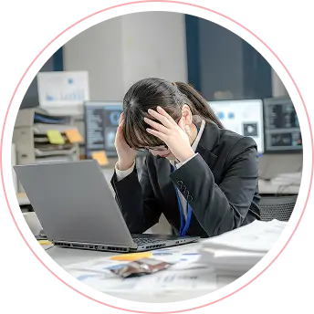 画像：悩む女性