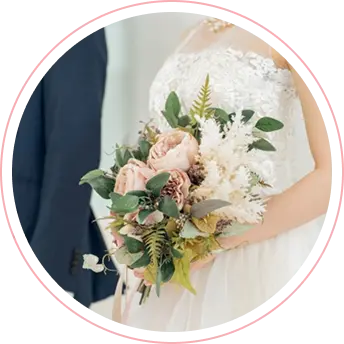 画像：ウェディングドレスを着た女性