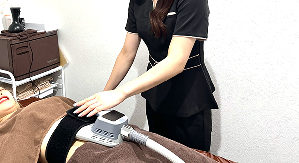 画像：トレーナーの女性